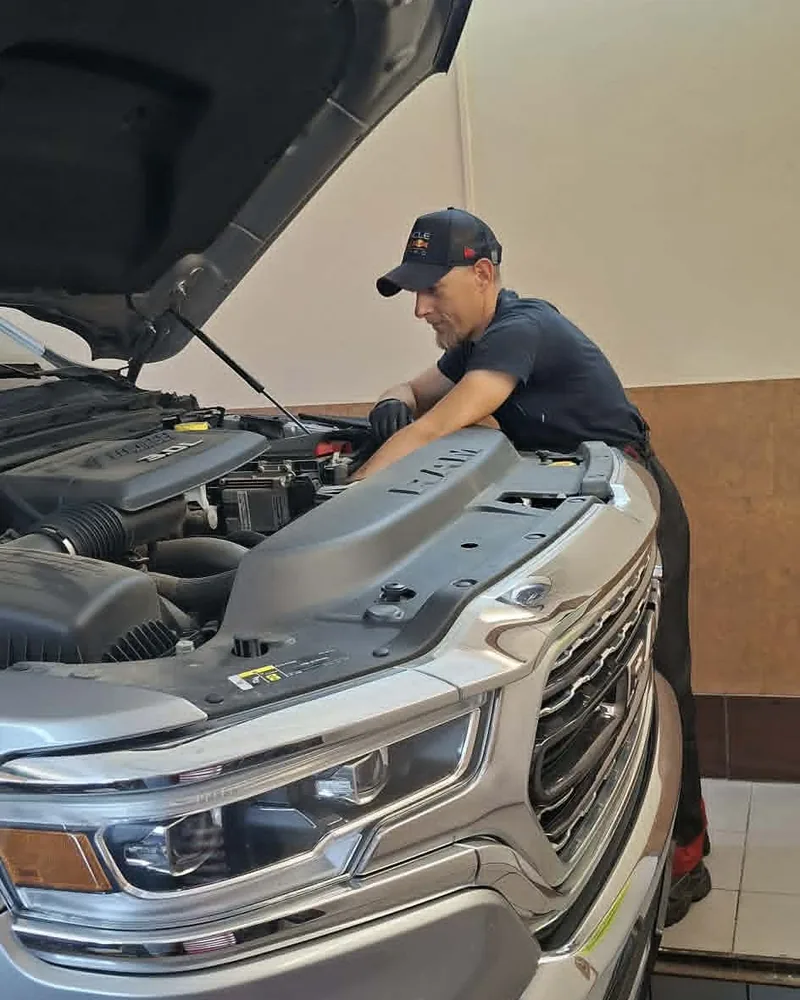 Meistras keičia variklinę alyvą UAB Tepra dirbtuvėje Mažeikiuose
